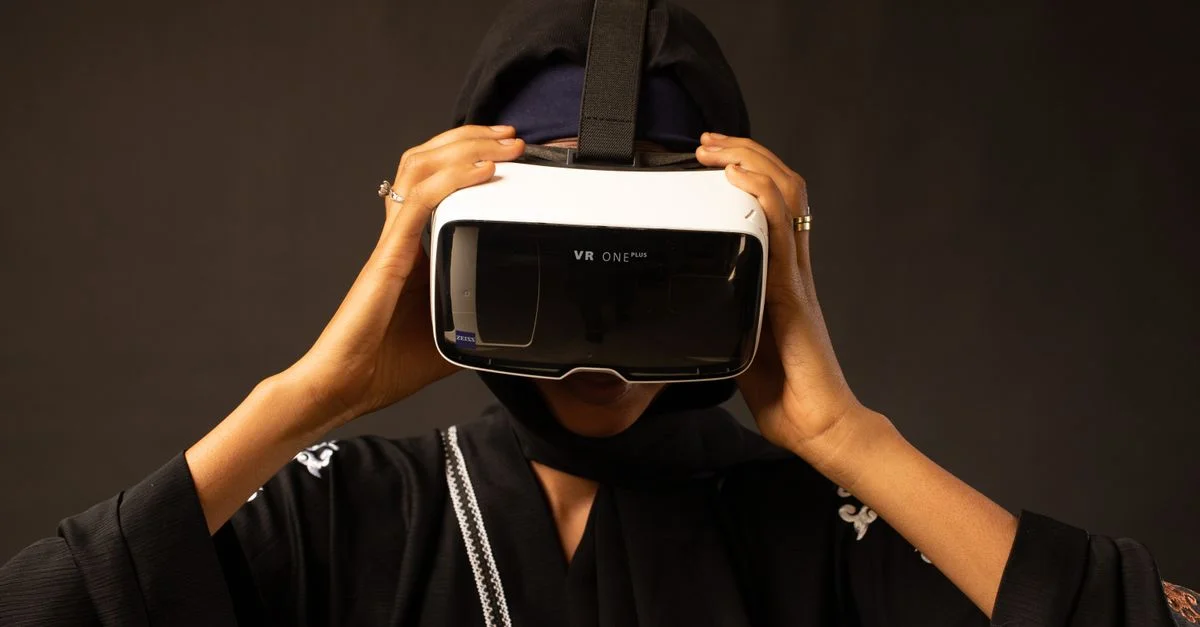 Une femme portant un casque VR, explorant la réalité virtuelle sur un fond sombre.