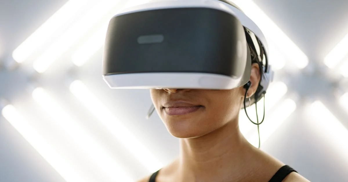 Gros plan sur une jeune femme portant des lunettes VR, immergée dans des jeux en intérieur.