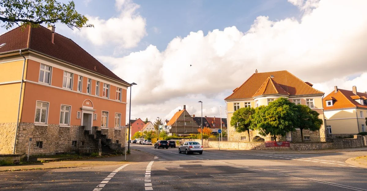 Bel jour d'automne dans une petite ville de Basse-Saxe, Allemagne, mettant en valeur une architecture classique.