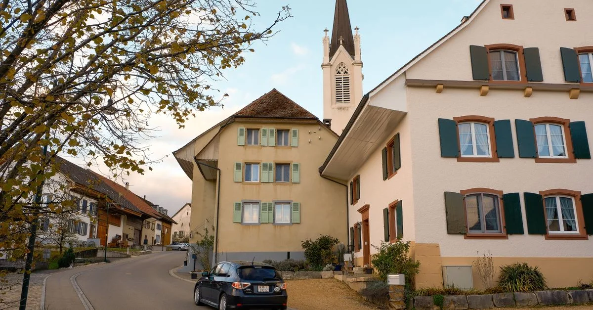 Explorez une ville européenne pittoresque avec une architecture classique et un feuillage d'automne.